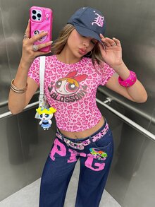 THE POWERPUFF GIRLS X SHEIN 女款豹紋圓領短袖短版上衣 日常約會穿搭 粉色豹紋 夏季可愛 Y2K 風格 - 粉色 - 查看 2
