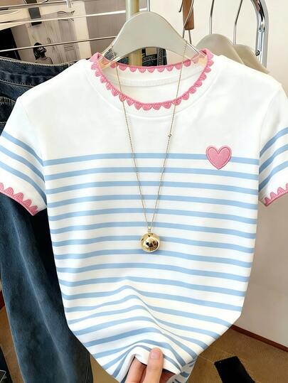Camiseta Curta de Manga Curta com Gola Redonda para Meninas Adolescentes, Listrada Azul e Branco com Coração de Renda Rosa, Adequada para Presentes Formais, Fofa e Casual, Verão e Outono, Uso Diário