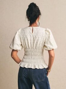 Poéselle 女款優雅上班襯衫，白色紋理泡泡袖荷葉邊下擺上衣，適合下午茶約會的秋季穿搭 - 杏色 - 查看 3