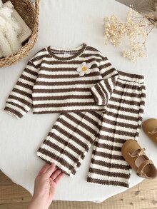 SHEIN Playful Pals 2件組幼女上衣直筒褲套裝，可愛棕色條紋 3D 花朵長袖圓領常規版秋季提花家庭套裝，里程碑牛仔女孩風 - 卡其色 - 查看 7