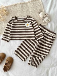 SHEIN Playful Pals 2件組幼女上衣直筒褲套裝，可愛棕色條紋 3D 花朵長袖圓領常規版秋季提花家庭套裝，里程碑牛仔女孩風 - 卡其色 - 查看 8