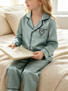 SHEIN Playful Pals 女童純色緞面極簡口袋愛心印花長袖開襟外套套褲休閒家居服 秋季/秋冬驚喜盲盒 - 彩色 - 查看 4