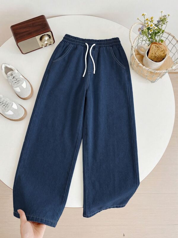 SHEIN Kız Çocuk Denim Jean Pantolon, Sonbahar Yeni Gelen, Moda Günlük Stil, Koyu Yıkama, Bağcıklı Tasarım, Düz Bacak Bol Kesim, Hafif Yumuşak Pamuklu Denim Kumaştan, Şık Kızlar İçin Olmazsa Olmaz, Tüm Mevsimlere Uygun, Günlük Kullanım, Fotoğraf Çekimi, Alışveriş, Geziler, Müzik Festivalleri ve Daha Fazlası İçin, 2026 Yeni Kız Çocuk Denim Jean