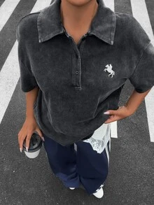 Muchica 女款夏季水洗做舊深灰色騎士刺繡短袖鈕扣休閒街頭風T恤，女款休閒襯衫，女款圖案T恤，夏季上衣 - 黑色 - 查看 4