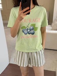 Livesso 2件組女款夏季睡衣套裝，寬鬆短袖藍莓圖案T恤搭配條紋直筒短褲 - 綠色 - 查看 4
