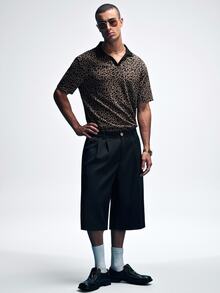 NobleFwd 男士豹纹撞色V领Polo衫，适合外出、派对、日常休闲、周末旅行、户外活动、探险旅行、轻松的工作环境或半正式场合，也是送给男友/丈夫、周年纪念/生日、派对、圣诞节和新年等场合的理想礼物。 - 卡其色 - 查看 3