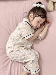 SHEIN 4件套女童纯棉睡衣套装，采用经典领口设计、撞色滚边，以及花朵、小熊、蝴蝶结、草莓、兔子等趣味印花，惊喜盲盒随机发货。 - 彩色 - 查看 7