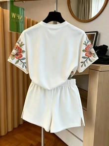 SHEIN 女士花卉刺绣圆领短袖上衣和抽绳腰短裤休闲两件套 - 彩色 - 查看 2