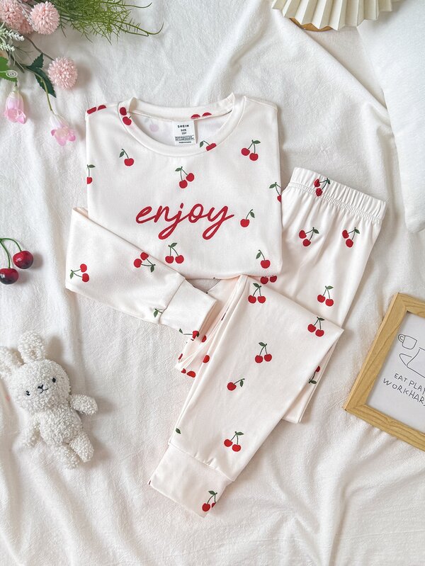 SHEIN Conjunto de 2 piezas de pijama ajustado para niña preadolescente, top de punto suave con cuello redondo, manga larga y estampado de fresas, pantalones largos con cintura elástica