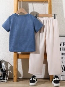 SHEIN 小男孩簡約小字母撞色紋理深灰色短袖T恤與奶白色工裝褲套裝，休閒學院風，舒適時尚，簡約實用百搭，柔軟面料，適合日常穿著、上學、旅行及戶外運動，適用於春、夏、秋、冬四季 - 淺藍色 - 查看 3