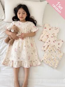 [1 Set Acak] Gaun Tidur Anak Perempuan Balita Leher Bulat Lengan Pendek Warna Krem Model Longgar Motif Beruang Kartun dan Bunga dengan Hem Berkerut Bahan Kasa Lembut - MultiWarna - View 5