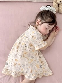 [1 Set Acak] Gaun Tidur Anak Perempuan Balita Leher Bulat Lengan Pendek Warna Krem Model Longgar Motif Beruang Kartun dan Bunga dengan Hem Berkerut Bahan Kasa Lembut - MultiWarna - View 4