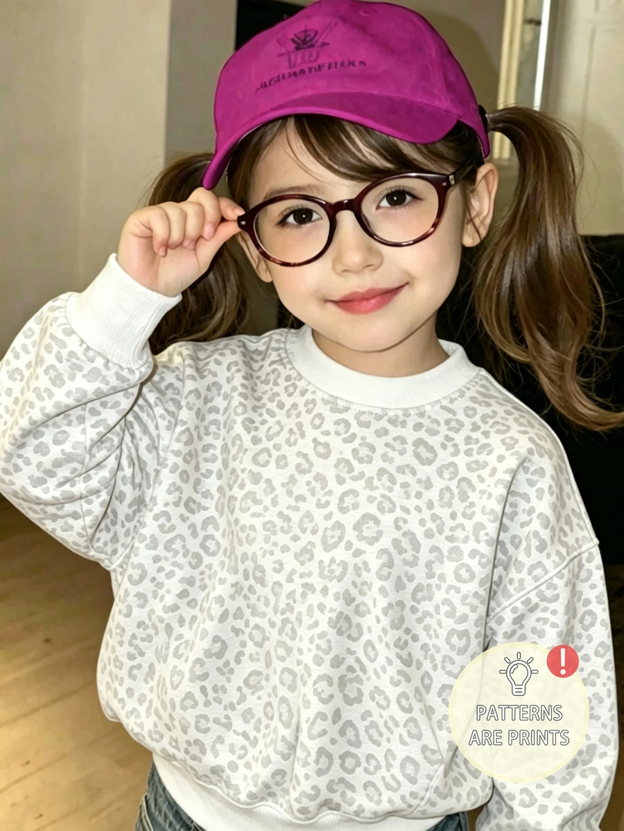 女款豹紋數字67圓領運動衫，對比黑色羅紋領口與袖口，精緻人造水鑽蝴蝶結裝飾，寬鬆落肩版型，復古美式街頭風，適合春夏秋冬休閒日常穿著 - 彩色 - 查看 1