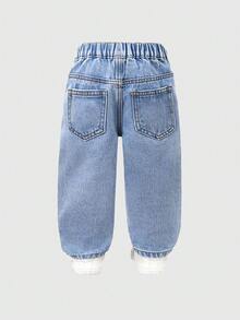 SHEIN Genkimix Kids 女童牛仔長褲，夏季，柔軟，棉質，休閒，時尚，百搭，舒適，極簡，甜美，可愛，彈性腰帶，破洞，愛心補丁刺繡，粉色蝴蝶結裝飾，寬鬆直筒褲腿，淺藍色水洗牛仔，適合日常穿著與度假 - 淺色水洗藍 - 查看 3