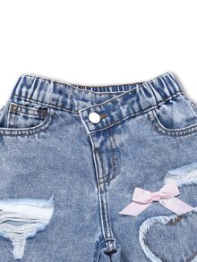SHEIN Genkimix Kids 女童牛仔長褲，夏季，柔軟，棉質，休閒，時尚，百搭，舒適，極簡，甜美，可愛，彈性腰帶，破洞，愛心補丁刺繡，粉色蝴蝶結裝飾，寬鬆直筒褲腿，淺藍色水洗牛仔，適合日常穿著與度假 - 淺色水洗藍 - 查看 6