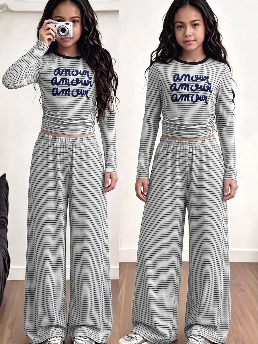 SHEIN 女童灰色調細條紋兩件套,圓領配對比領,身上印有英文圖案,上衣採抓褶設計,搭配同款寬腿長褲,簡約優雅,隨性清新,適合秋冬的經典穿搭 - 黑與白 - 查看 1