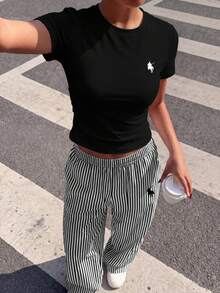 SHEIN Girlism 復古時尚迷你 Logo 圖案休閒條紋長褲，青少年女孩極簡休閒時尚修身腰部抓皺 T-shirt 上衣與寬鬆長褲兩件套，適合春/夏休閒日常穿著、街頭風、外出、度假、返校 - 白色 - 查看 6