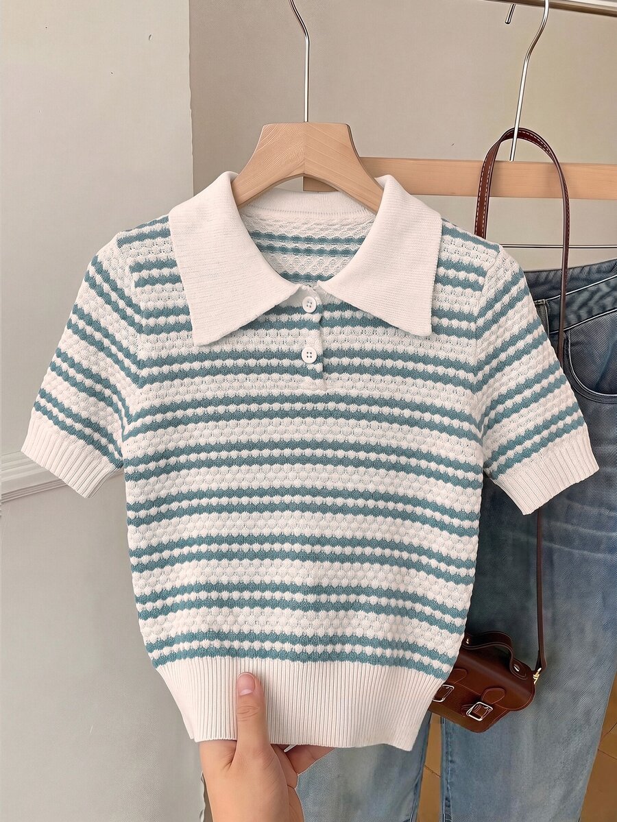 SHEIN EZwear 返校季熱門小眾大學風休閒學院風爆紅熊系列超可愛 Polo 領短袖早午餐綠色與白色條紋夏季上衣 - 彩色 - 查看 1