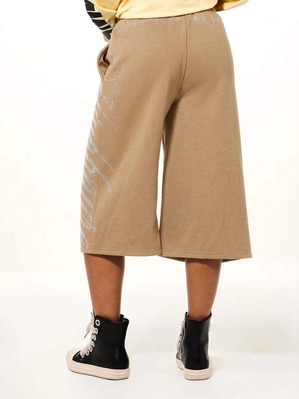 SUMWON WOMEN Shorts tipo bermuda con strass y estampado de letra cursiva, cintura elástica con cordón, pierna ancha, largo midi, de felpa, para verano y festivales