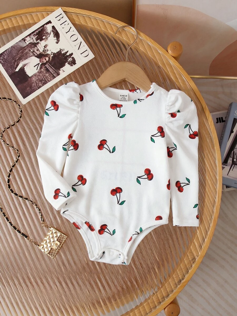 SHEIN رومبير محبوك بأكمام طويلة مع أزرار كبس للبنات حديثات الولادة، بنقشة كرز لطيفة، تصميم ناعم ومريح للخروجات، متعدد الاستخدامات للخريف والشتاء - متعدد الألوان - مشاهدة 1