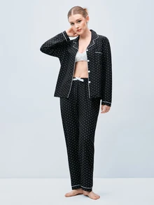 Softvol 2件組女款舒適迷你波點印花長袖翻領上衣與蝴蝶結長褲睡衣套裝，秋冬款 - 黑色 - 查看 4