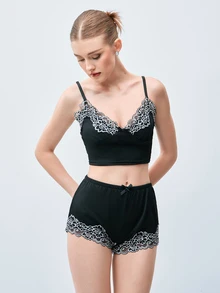 Softvol 2件組性感女款睡衣套裝，可調節細肩帶短版上衣，對比蕾絲蝴蝶結裝飾短褲，舒適迷人睡衣套裝 - 黑色 - 查看 4