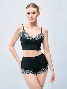 Softvol 2件組性感女款睡衣套裝，可調節細肩帶短版上衣，對比蕾絲蝴蝶結裝飾短褲，舒適迷人睡衣套裝 - 黑色 - 查看 1