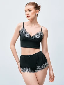 Softvol 2件組性感女款睡衣套裝，可調節細肩帶短版上衣，對比蕾絲蝴蝶結裝飾短褲，舒適迷人睡衣套裝 - 黑色 - 查看 3