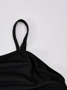 SHEIN 2件套少女春夏度假新款黑色褶皱吊带背心搭配豹纹迷你裙套装，简约别致风格，黑色细肩带褶皱吊带背心凸显曲线，双层豹纹荷叶边半裙采用松紧腰设计，穿着舒适，散发复古野性气息，豹纹与纯黑色吊带背心形成鲜明对比，甜美又不失个性，适合女孩日常外出、派对等场合，展现青春活力和个性魅力。 - 彩色 - 查看 5
