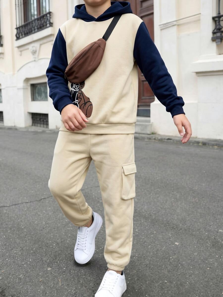SHEIN 兒童青少年男孩休閒街頭時尚可愛圖案印花酷感連帽衛衣與運動長褲套裝,附配件包,買2送1,適合通勤、上學、日常休閒穿著、運動,秋冬款 - 卡其色 - 查看 1