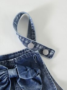 SHEIN Playful Pals 女童牛仔吊帶褲，四季休閒百搭款，復古中藍色，胸前3D蝴蝶結設計，褲身白色蝴蝶結印花，夏季 - 中等水洗藍 - 查看 8