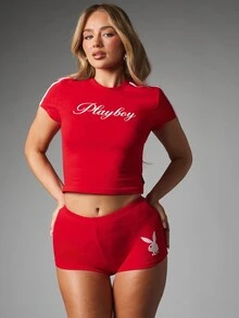 Missguided x Playboy 兔標誌迷你熱褲，附手寫體臀部印花、彈性腰帶、彈性緊身短褲，適合夏季音樂節派對 - 紅色 - 查看 4