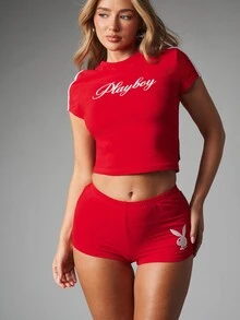 Missguided x Playboy 兔標誌迷你熱褲，附手寫體臀部印花、彈性腰帶、彈性緊身短褲，適合夏季音樂節派對 - 紅色 - 查看 2