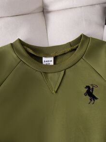 SHEIN 小男孩 2 合 1 Polo 領軍綠色運動衫 插肩袖馬刺繡套頭上衣 休閒返校季秋冬服飾 - 軍綠色 - 查看 6