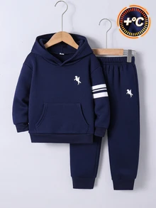 SHEIN 小男孩馬匹與條紋印花袋鼠口袋連帽衛衣與運動長褲套裝 - 彩色 - 查看 4