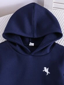 SHEIN 小男孩馬匹與條紋印花袋鼠口袋連帽衛衣與運動長褲套裝 - 彩色 - 查看 9