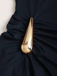 Sweetra Gaun Mini Wanita Seksi dengan Bahu Asimetris, Pinggang Berkerut, dan Hiasan Gesper Logam, Musim Semi/Panas, Wanita Bertubuh Mungil - Navy Blue - View 8