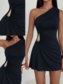Sweetra Gaun Mini Wanita Seksi dengan Bahu Asimetris, Pinggang Berkerut, dan Hiasan Gesper Logam, Musim Semi/Panas, Wanita Bertubuh Mungil - Navy Blue - View 4