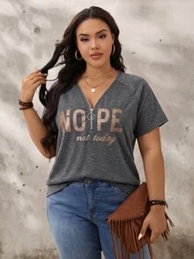SHEIN LUNE 大尺碼灰色字母印花V領短袖半拉鍊T恤 - 灰色 - 查看 4
