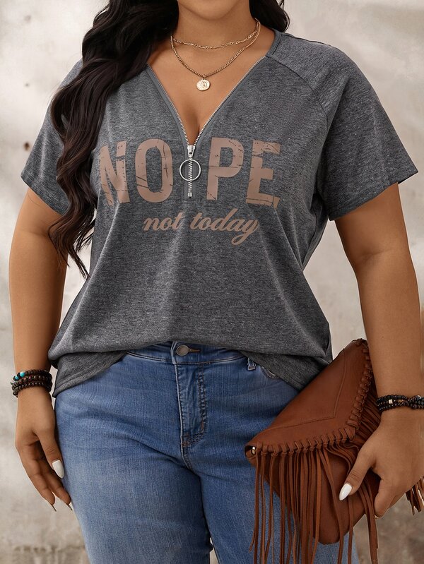 SHEIN LUNE Kaos Ukuran Besar Warna Abu-abu dengan Cetakan Huruf, Leher V, Lengan Pendek, dan Resleting Setengah.