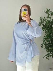 Solavon 大尺碼極簡金屬扣褶皺不對稱下擺襯衫 - 藍色 - 查看 3
