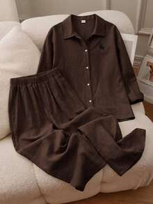 SHEIN Tween女孩淺卡其色紋理兩件套，刺繡翻領長袖襯衫搭配同布料鬆緊腰寬腿褲，親膚材質，休閒隨性風格女孩服飾，春夏/秋冬日常街頭通勤穿搭，小眾設計極簡套裝 - 棕色 - 查看 6