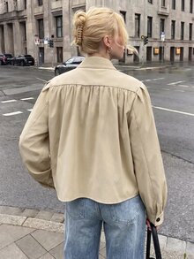 Struktiv Mantel Trench Pendek Khaki Vintage, Lengan Longgar Berkerut di Depan dan Belakang dengan Kerah Tegak, Atasan Pendek Kasual - Khaki - View 2
