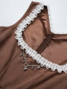 Fairmaia Gaun Festival Bir Model A-Line dengan Detail Renda Baru, Kancing Dekoratif yang Indah, dan Pinggang yang Dikencangkan, Berpotongan Leher Berenda, dan Pinggang yang Diikat. - Coklat - View 7