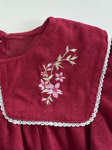 Vintaside Kids 女童秋季酒紅色燈芯絨公主洋裝，甜美復古風刺繡花卉彼得潘領長袖洋裝，荷葉邊下擺設計，休閒校園風，適合日常穿著、假日派對、旅行度假、公園散步 - 酒紅色 - 查看 7