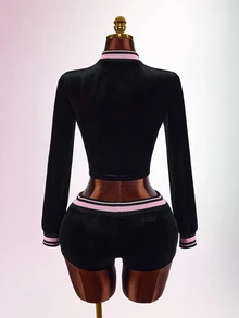 Amplova Damen Samt Stickerei Kontrastfarbe Schwarz und Rosa Reißverschluss Langarm figurbetonend Ultra Tief Taille Ultra Mini Shorts 2-teiliges Set Lounge Y2k - Schwarz - Übersicht 12