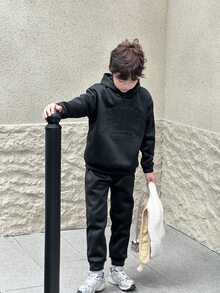 SHEIN Mirajuku 男童 2 件組 壓紋紐約連帽衛衣與慢跑褲套裝，休閒兒童針織運動服裝套裝，適合秋冬校園穿著 - 黑色 - 查看 3
