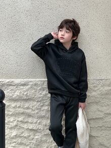 SHEIN Mirajuku 男童 2 件組 壓紋紐約連帽衛衣與慢跑褲套裝，休閒兒童針織運動服裝套裝，適合秋冬校園穿著 - 黑色 - 查看 5