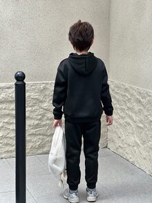 SHEIN Mirajuku 男童 2 件組 壓紋紐約連帽衛衣與慢跑褲套裝，休閒兒童針織運動服裝套裝，適合秋冬校園穿著 - 黑色 - 查看 2