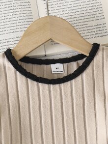 SHEIN 韓系女童針織條紋毛絨保暖軟綿修身套裝，簡約休閒且精緻，荷葉袖上衣搭配喇叭褲，溫柔俏皮，適合日常穿著、外出與聚會 - 黑與白 - 查看 2